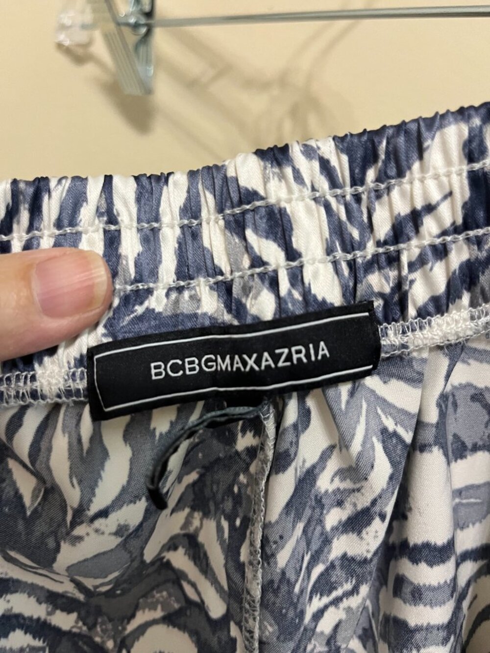 BCBGMAXAZRIA Shorts Resortwear Quiet Luxury Satin Feel XL - Picture 5 of 10